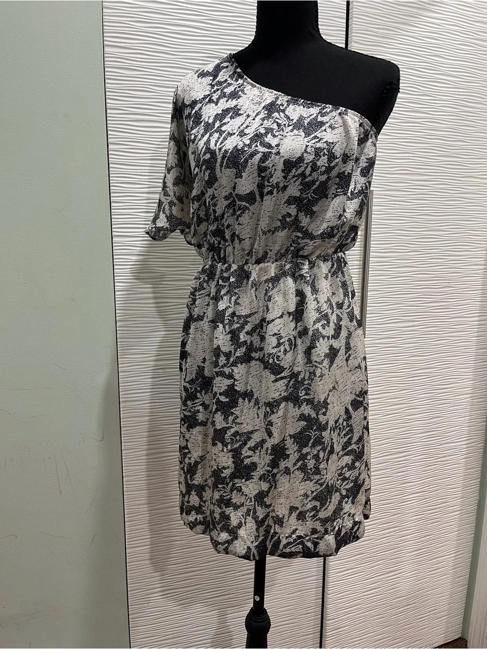 imaginary voyage Black & White One-Shoulder Floral Mini Dress